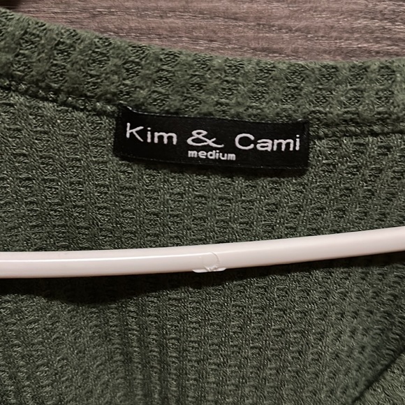 Kim & Cami cute button top!💚 - Picture 2 of 5